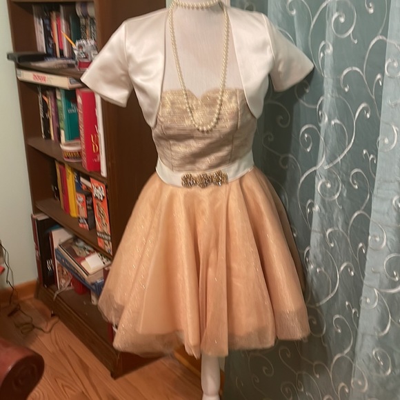 This dress is a little beautiful dress with a belt and jacket - Picture 2 of 2